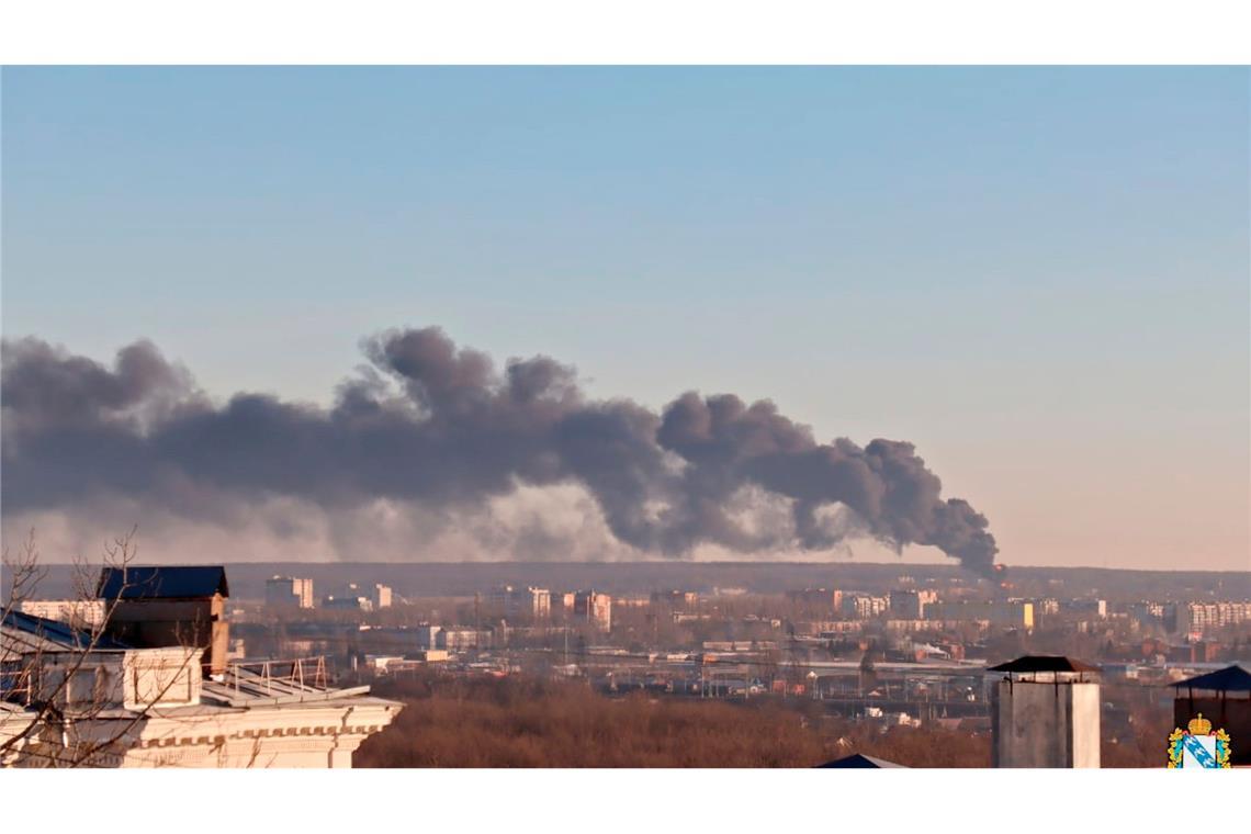 Russlands Flugabwehr hat nach eigenen Angaben drei ukrainische Raketen über der russischen Region Kursk abgewehrt. Nicht der erste Angriff: Im Dezember 2022 soll am Flughafen Kursk ein Feuer nach einem ukrainischen Drohenangriff ausgebrochen sein (Archivbild).