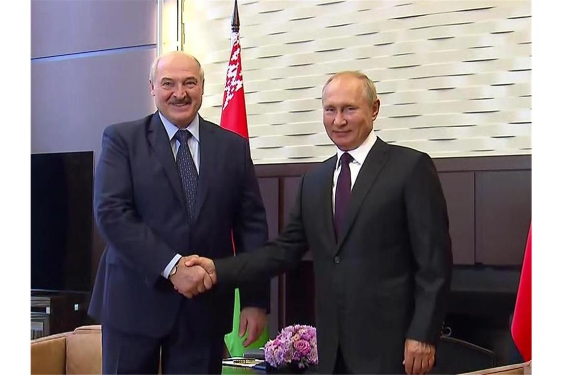 Russlands Präsident Putin hat seinen belarussischen Amtskollegen Lukaschenko (l) in Sotschi empfangen. Das Gespräch dauerte rund vier Stunden und sei „konstruktiv und intensiv“ gewesen, hieß es. Foto: -/Russian Presidential Press Service/AP/dpa
