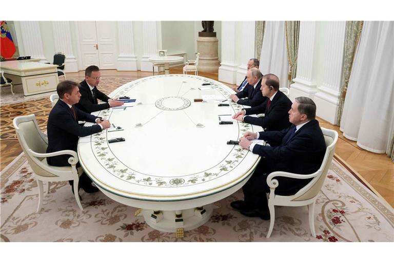 Russlands Präsident Putin trifft Ungarns Außenminister Péter Szijjártó, um über Energiefragen zu sprechen. Kurz danach gibt der Kreml-Herrscher ein Interview, in dem er über den Stopp der LNG-Lieferungen nach Europa nachdenkt.