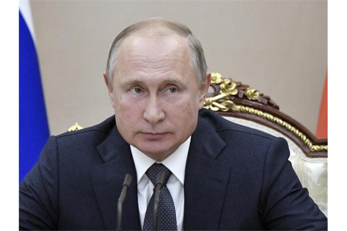 Internet in Russland nun unter Staatskontrolle Russlands Präsident Wladimir Putin hat ein Gesetz zur Kontrolle über das Internet unterzeichnet. Foto: Alexei Nikolsky/Pool Sputnik Kremlin/dpa