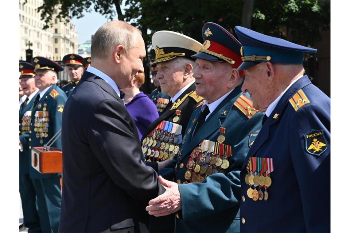 Russlands Präsident Wladimir Putin im Gespräch mit Veteranen des Zweiten Weltkriegs. Foto: Alexei Nikolsky/Pool Sputnik Kremlin/AP/dpa