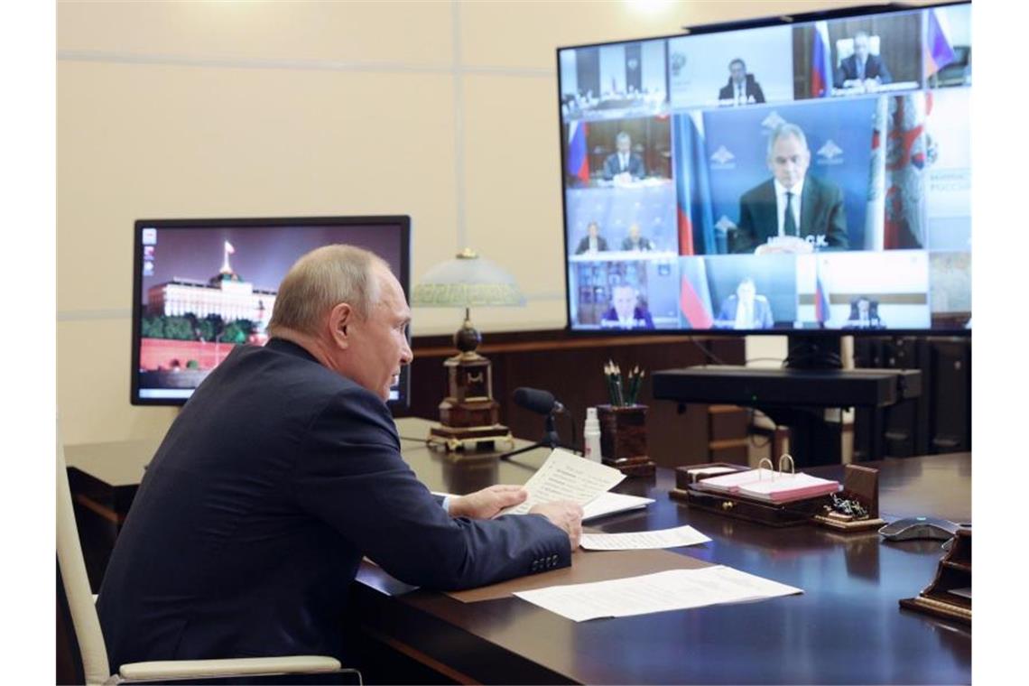 USA und Ukraine verlieren Kampf gegen Nord Stream 2 Russlands Präsident Wladimir Putin in seiner Residenz Nowo-Ogarjowo. Für eine gewisse Entspannung dürfte der Sanktionsverzicht auch in den belasteten Beziehungen zwischen den USA und Russland sorgen. Foto: Sergei Ilyin/Pool Sputnik Kremlin/AP/dpa