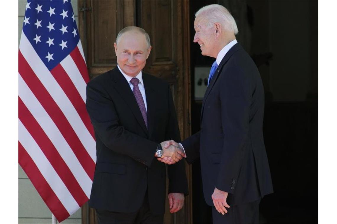 Russlands Präsident Wladimir Putin (l) und US-Präsident Joe Biden begrüßen sich in Genf. Foto: Alexander Zemlianichenko/AP Pool/dpa