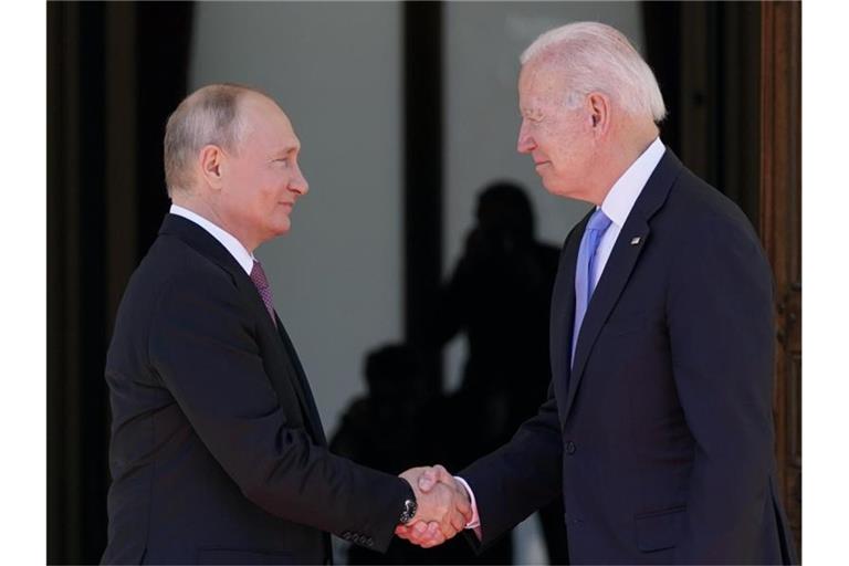 Russlands Präsident Wladimir Putin (l) und US-Präsident Joe Biden treffen sich zu einer Videokonferenz. Foto: Patrick Semansky/AP/dpa