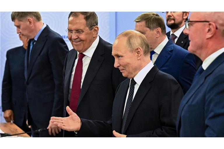 Russlands Präsident Wladimir Putin (Mitte rechts) und sein Außenminister Sergej Lawrow haben bislang keine echte Verhandlungsbereitschaft erkennen lassen. Können neue Sanktionen etwas daran ändern? (Archivbild)