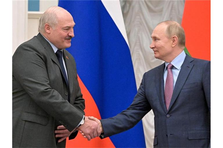 Russlands Präsident Wladimir Putin (r) und Alexander Lukaschenko, Präsident von Belarus, im Kreml in Moskau. Foto: Sergei Guneyev/Pool Sputnik Kremlin/AP/dpa