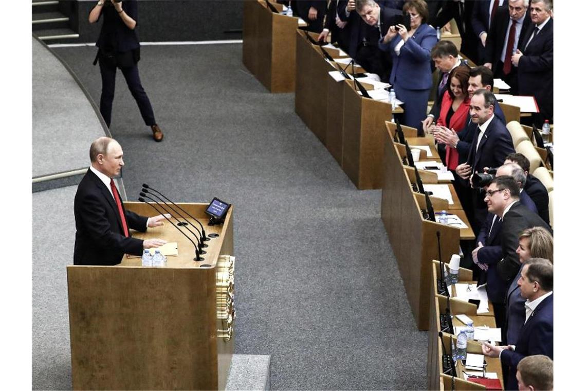 Russlands Präsident Wladimir Putin spricht während einer Sitzung vor der Abstimmung über die Verfassungsänderungen in der Staatsduma, dem Unterhaus des russischen Parlaments. Foto: -/Kremlin/dpa
