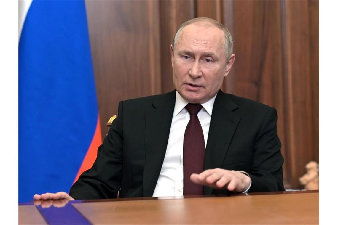 Putin schockt mit Rede: „Marionetten-Regime“ und „Genozid“ Russlands Präsident Wladimir Putin stellte bei seiner Fernsehansprache die Staatlichkeit der Ukraine infrage. Foto: Aleksey Nikolskyi/Sputnik/dpa