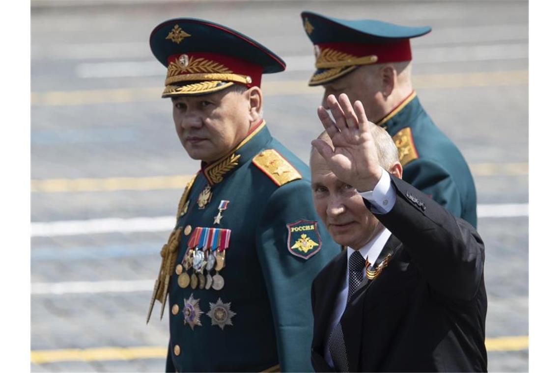 Russland hält Manöver im Schwarzen Meer ab Russlands Präsident Wladimir Putin und Sergej Schoigu, Verteidigungsminister, auf dem Roten Platz nach der Militärparade zum 75. Jahrestag des Sieges der Sowjetunion über Hitler-Deutschland. (Archivbild). Foto: Pavel Golovkin/Pool AP/dpa