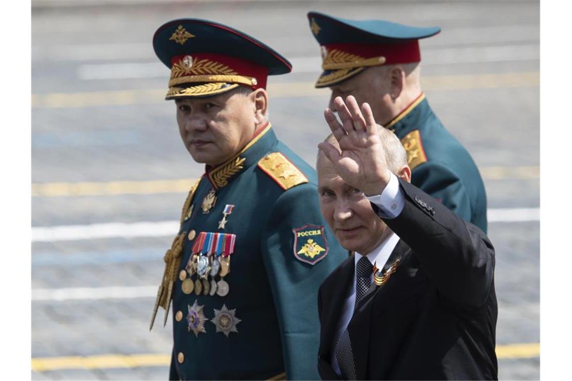 Russlands Präsident Wladimir Putin und Sergej Schoigu, Verteidigungsminister, auf dem Roten Platz nach der Militärparade zum 75. Jahrestag des Sieges der Sowjetunion über Hitler-Deutschland. (Archivbild). Foto: Pavel Golovkin/Pool AP/dpa