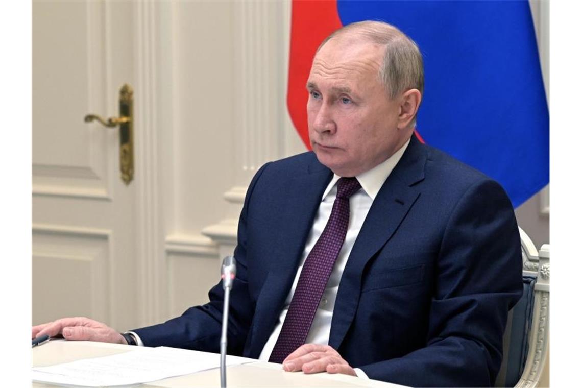 Russlands Präsident Wladimir Putin verfolgt eine Videokonferenz. Foto: Alexei Nikolsky/Pool Sputnik Kremlin/AP/dpa