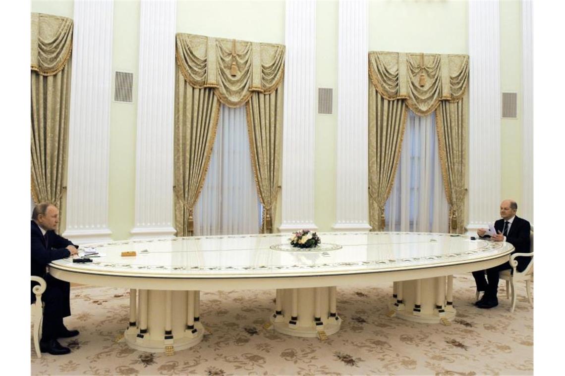 Scholz in Putins Saal der Weltpolitik Russlands Präsident Wladimir Putin (links) und Bundeskanzler Olaf Scholz (SPD) sitzen sich an einem langen Tisch im Kreml gegenüber. Foto: Mikhail Klimentyev/Russian President Press Office/Sputnik/dpa