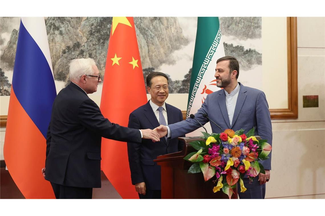 Russland warnt USA vor direkten Angriffen auf Iran Russlands Vizeaußenminister Rjabkow gibt bei einem Treffen dem iranischen Vizeaußenminister Kazem Gharibabadi die Hand. (im Hintergrund Chinas Vizeaußenminister Ma Zhaoxu - Archivbild)