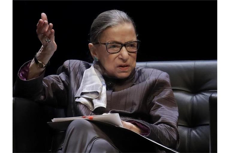 Ruth Bader Ginsburg, Richterin am obersten Gericht der USA, spricht während einer Veranstaltung an der University of California (Archiv). Foto: Jeff Chiu/AP/dpa