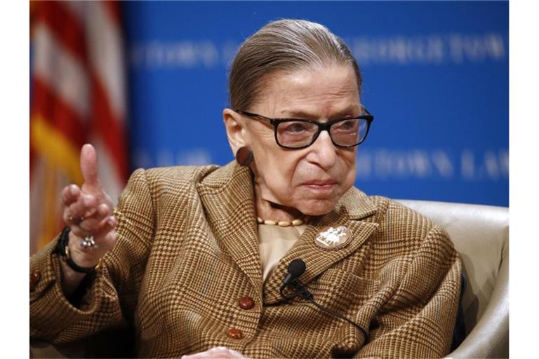 Ruth Bader Ginsburg spricht während einer Diskussion zum 100. Jahrestag der Ratifizierung des 19. Zusatzartikels. Die amerikanische Justiz-Ikone ist nun im Alter von 87 Jahren gestorben. Foto: Patrick Semansky/AP/dpa