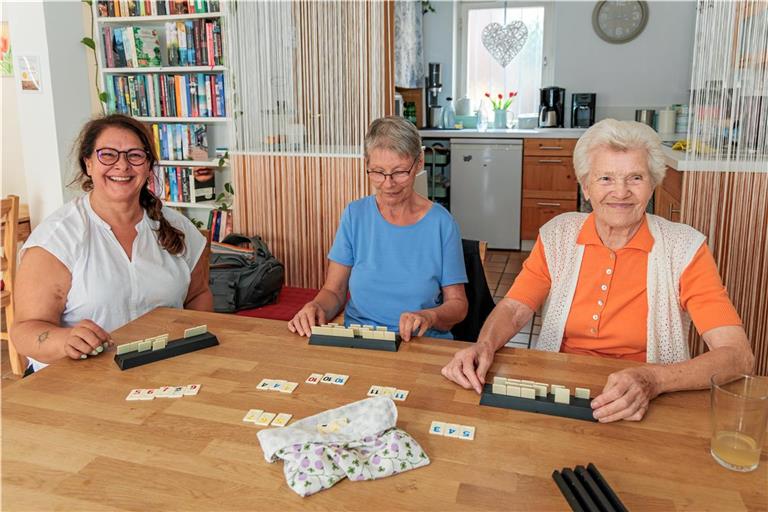 Ruth Linke und Margarete Rachwaniec (von rechts) gehören zu den treuen Gästen beim Treffpunkt der Arbeiterwohlfahrt in Murrhardt, der sich vor allem auch an Seniorinnen und Senioren wendet. Sie fühlen sich dort wohl und schätzen das unkomplizierte und vertraute Miteinander. Oft wird auch gespielt, Awo-Geschäftsstellenleiterin Patricia Wirth (links) kann beim Rummikub gut mithalten. Foto: Stefan Bossow
