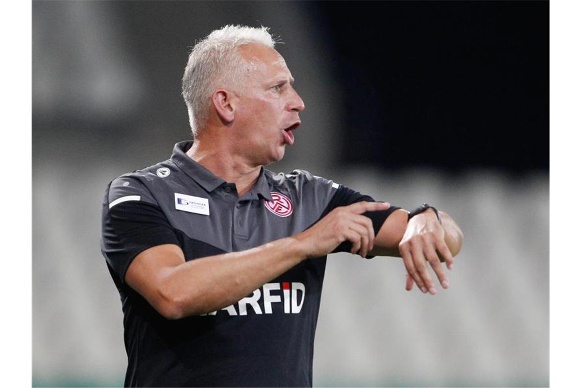 Außenseiter-Duell in Essen: „Das perfekte Los für beide“ RWE-Trainer Christian Neidhart: „Wir sind Viertligist, deshalb gehen wir mit Demut ins Spiel“. Foto: Roland Weihrauch/dpa
