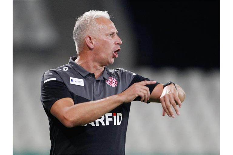RWE-Trainer Christian Neidhart: „Wir sind Viertligist, deshalb gehen wir mit Demut ins Spiel“. Foto: Roland Weihrauch/dpa