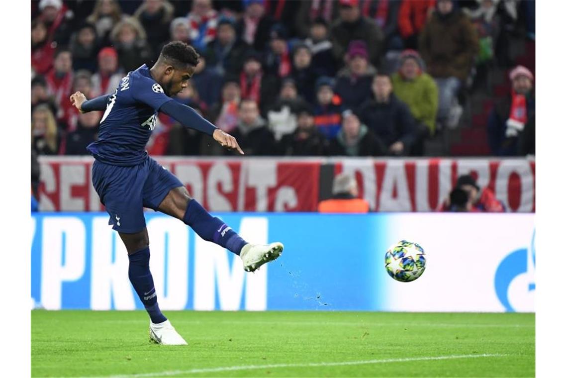 Ryan Sessegnon von Tottenham schießt den Ball. Foto: Matthias Balk/dpa/Archiv