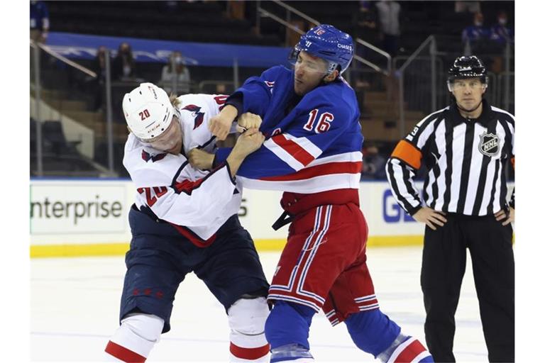 Ryan Strome (r) von den New York Rangers prügelt sich mit Lars Eller von den Washington Capitals. Foto: Bruce Bennett/POOL Getty Images via AP/dpa