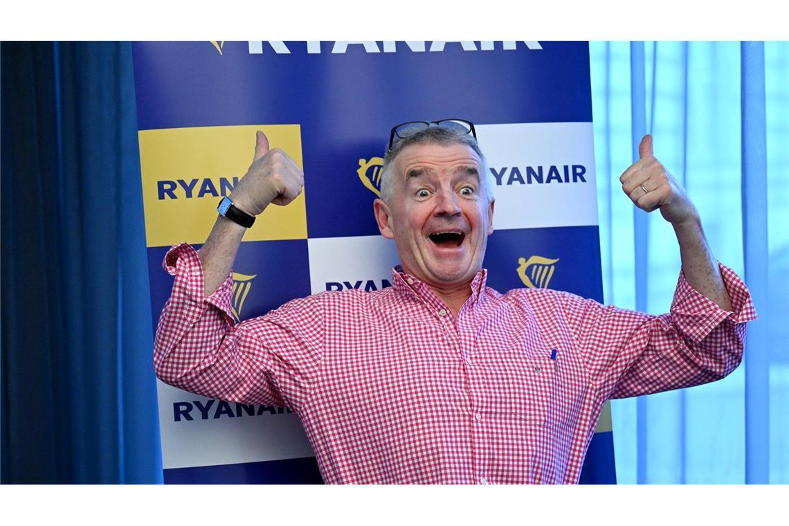 Ryanair-Chef Michael O'Leary beugt sich "widerwillig" Fluggastrechten britischer und europäischer Behörden.