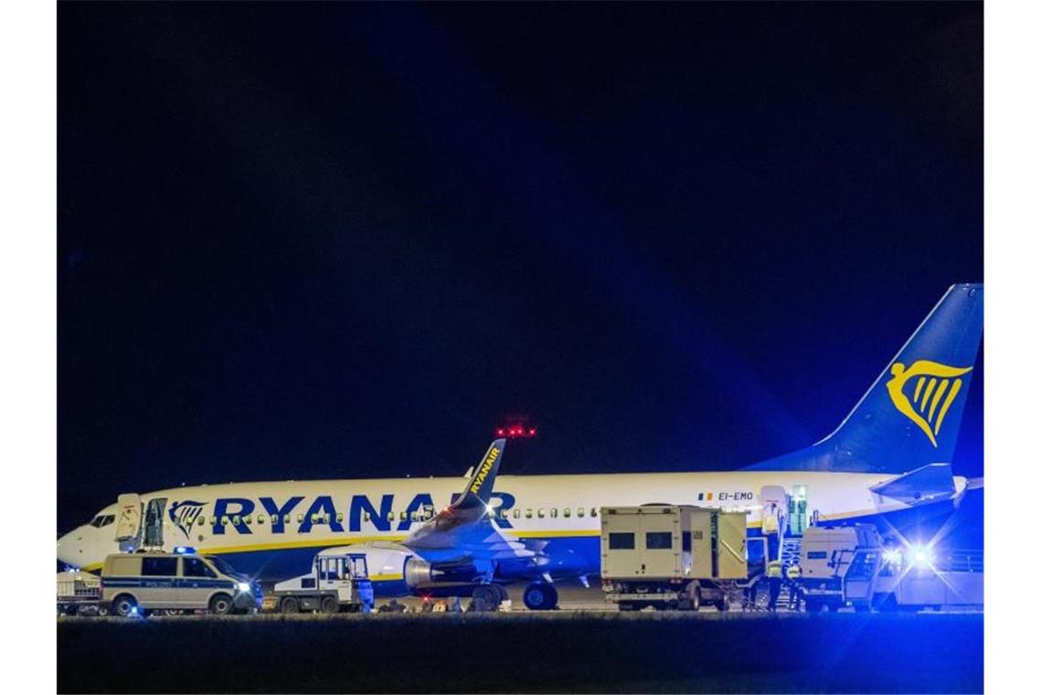 Nach Anruf: Bange Stunden für Ryanair-Passagiere in Berlin Ryanair zufolge wurde die Crew von der deutschen Luftsicherheitskontrolle über eine mögliche Sicherheitsbedrohung an Bord der Maschine informiert. Foto: Christophe Gateau/dpa