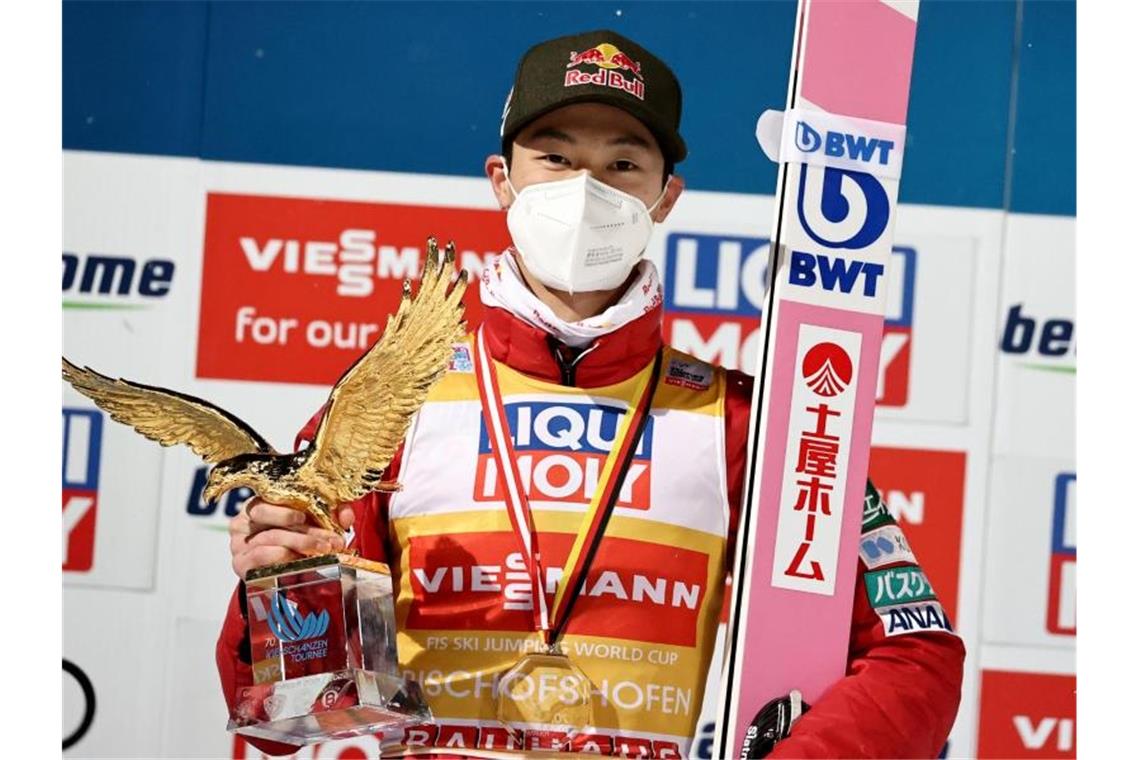 Vierschanzentournee: Kobayashi gewinnt ohne Vierfachcoup Ryoyu Kobayashi jubelt mit dem Pokal für den Gesamtsieger, einem goldenen Adler, über den Gesamtsieg der Vierschanzentournee. Foto: Daniel Karmann/dpa