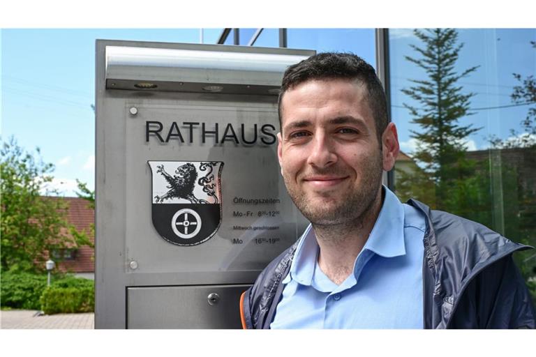 Ryyan Alshebl vor dem Rathaus in Ostelsheim (Kreis Calw), wo der Deutsch-Syrer seit 2023 Bürgermeister ist.