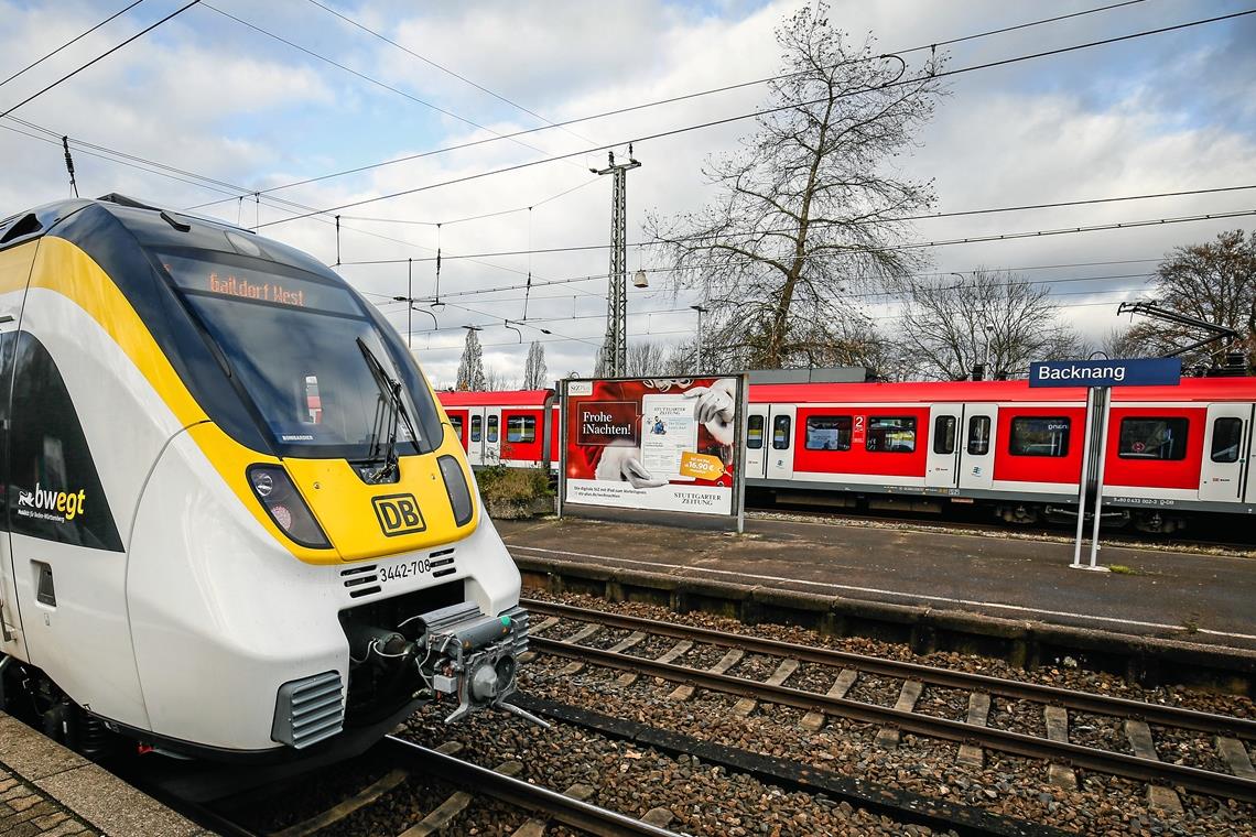 S-Bahn-Fahrgäste hängen in der S4 fest. Symbolfoto: Alexander Becher