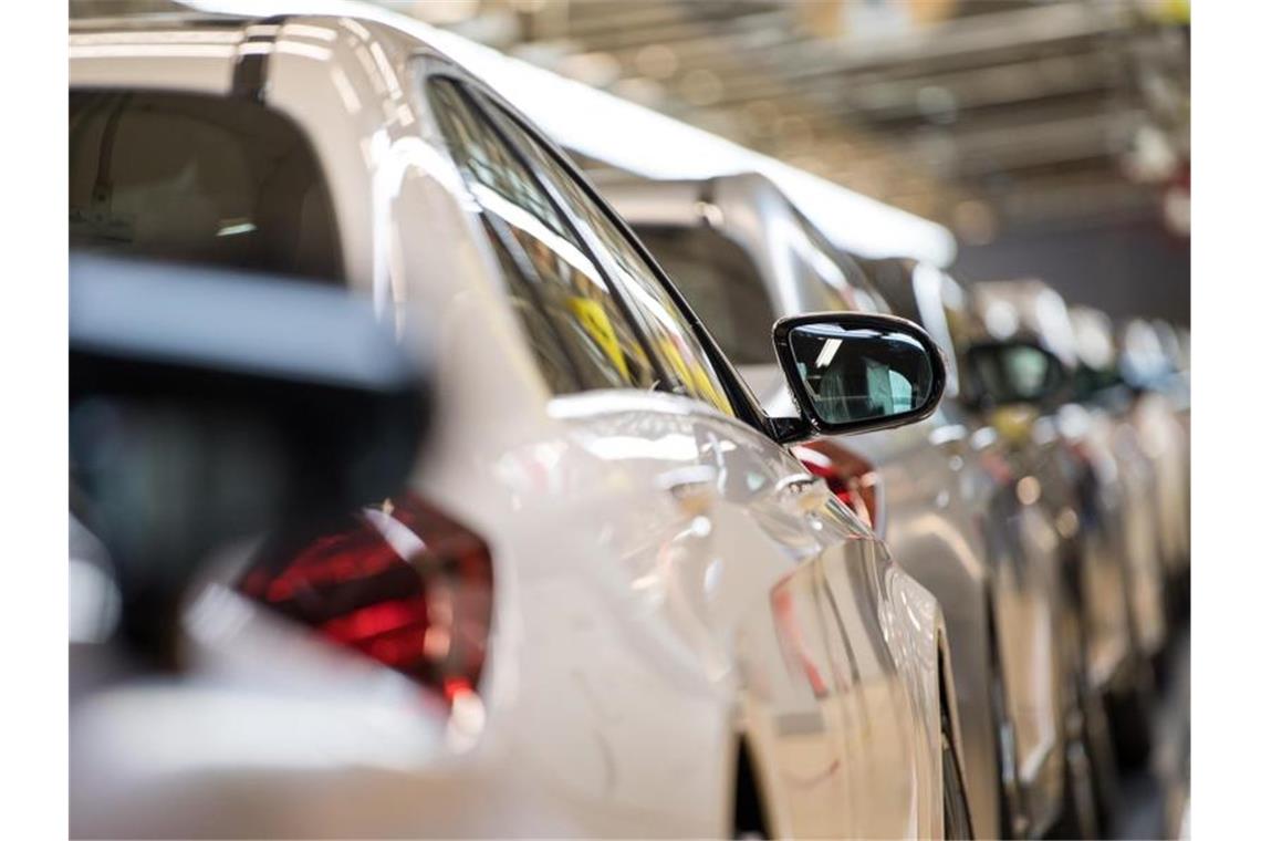 Mercedes, BMW und Audi verkaufen mehr Oberklasse-Modelle S-Klassen stehen in der End-of-Line-Station im Mercedes-Benz-Werk. Foto: Sebastian Gollnow/dpa