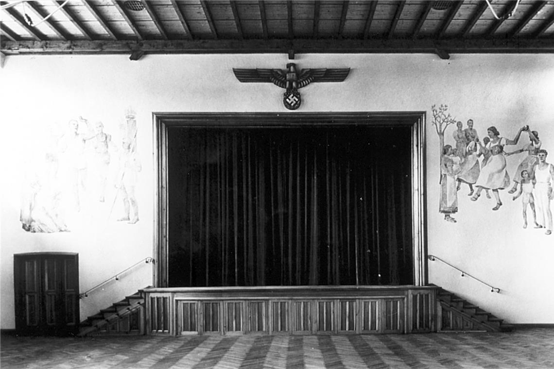 Die Stadthalle wurde in der Nazizeit erbaut Saal mit Wandgemälde von Hermann Erlenbusch.