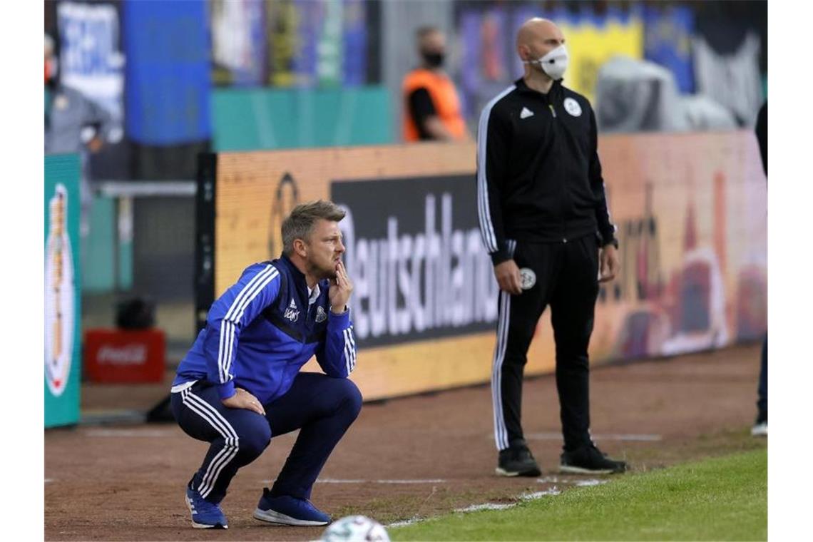Saarbrückens Cheftrainer Lukas Kwasniok (l) und Bayer-Coach Peter Bosz (r). Foto: Ronald Wittek/epa Pool /dpa