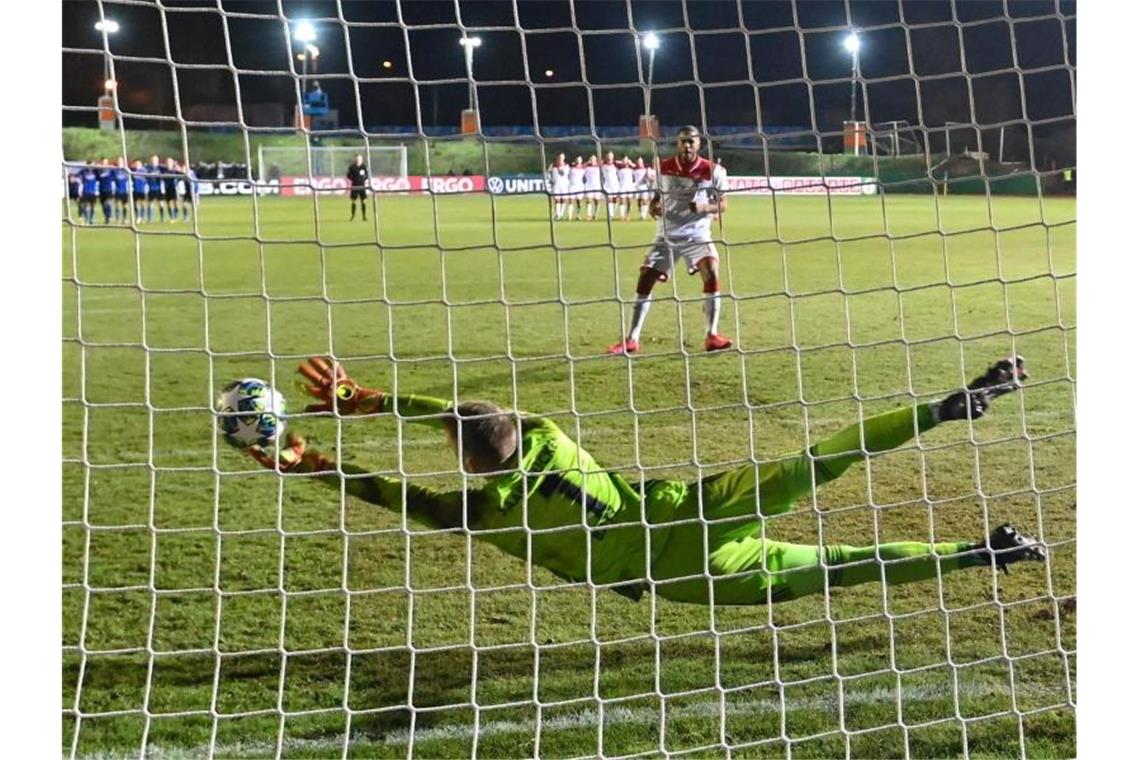 Saarbrücken empfängt Bayer - Eintracht muss zum FC Bayern Saarbrückens Keeper Daniel Batz parierte den entscheidenden Elfmeter gegen Fortuna Düsseldorf. Foto: Oliver Dietze/dpa