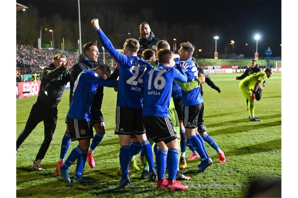 Saarbrückens Spieler feiern das gewonnene Elfmeterschießen und den Einzug ins Halbfinale des DFB-Pokals - dann kam das Coronavirus. Foto: Oliver Dietze/dpa