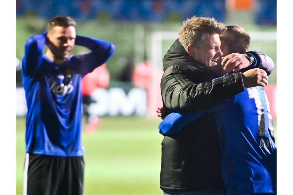 FC Saarbrücken nach irrem Elfer-Krimi im Pokal-Halbfinale Saarbrückens Trainer Lukas Kwasniok (M) feiert mit seinen Spielern den Sieg. Foto: Oliver Dietze/dpa