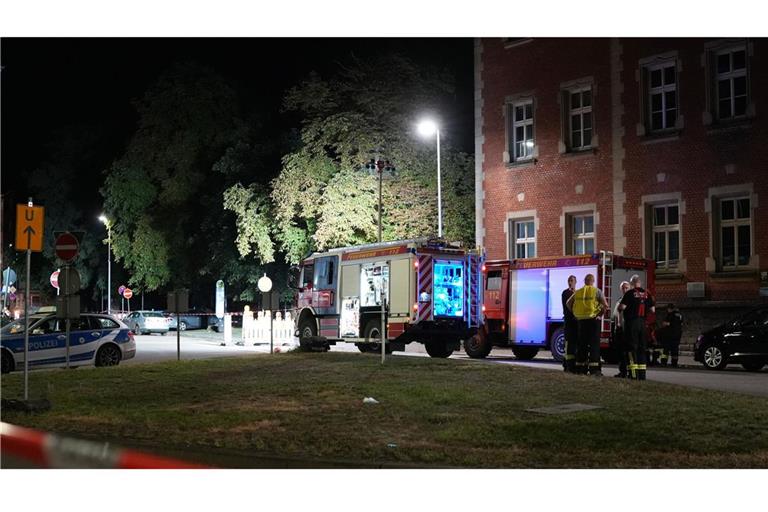 Saarland, Völklingen: Polizei und Feuerwehr sind im Umfeld eines Tatorts im Einsatz.