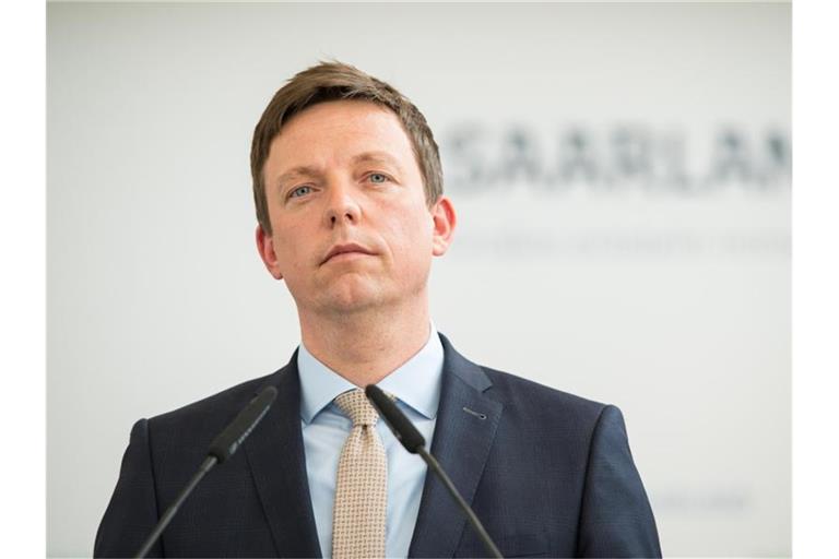 Saarlands Regierungschef Tobias Hans Mitte April bei einer Pressekonferenz in Saarbrücken. Foto: Oliver Dietze/dpa