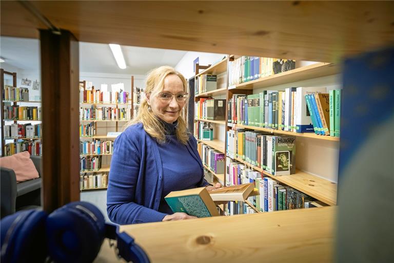 Sabine Kadereit verwendet viel Energie darauf, den Bestand an Medien in der Schulbibliothek laufend zu erneuern. Foto: Alexander Becher