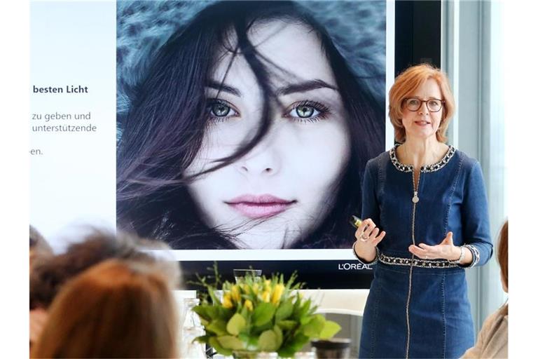 Sabine Menzel, Leiterin der Marktforschung bei L'Oreal Deutschland, erklärt während der Jahres-Pressekonferenz bei L'Oreal Deutschland die Marktentwicklung. Foto: Roland Weihrauch/dpa