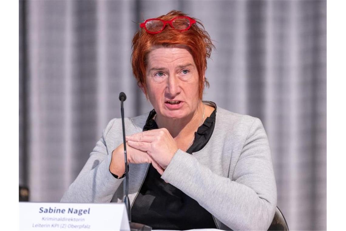 Polizei geht nach Messerattacke in ICE nicht von Terror aus Sabine Nagel, Kriminaldirektorin und Leiterin der Kriminalpolizei-Inspektion Oberpfalz, nahm Stellung zu dem Messerangriff im ICE. Foto: Daniel Karmann/dpa
