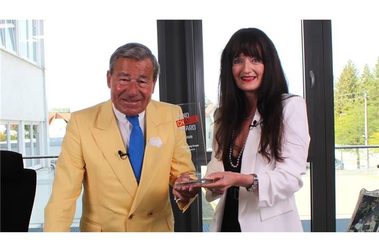 Sabine Oberhardt verlieh dem Wolfgang Grupp, Trigema, den Mind Change Award als Anerkennung für sein Lebenswerk. Das Interview, das sie mit ihm führte, ist ab 11. September auf YouTube abrufbar.