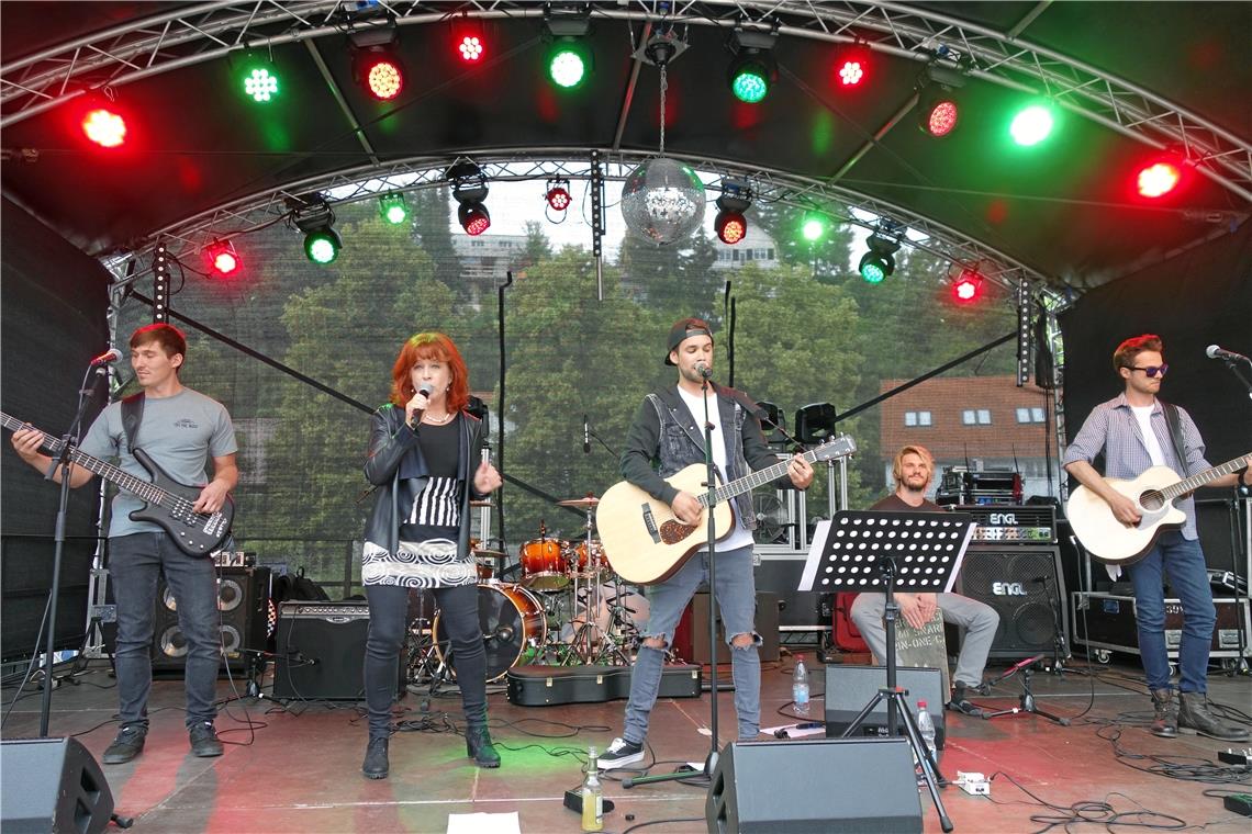 Sabine Petrich-Hekeler mit ihrem Sohn Simon und seiner Band „Lay down Layla“ auf der Bühne am Willy Brand Platz 2018. Foto: privat