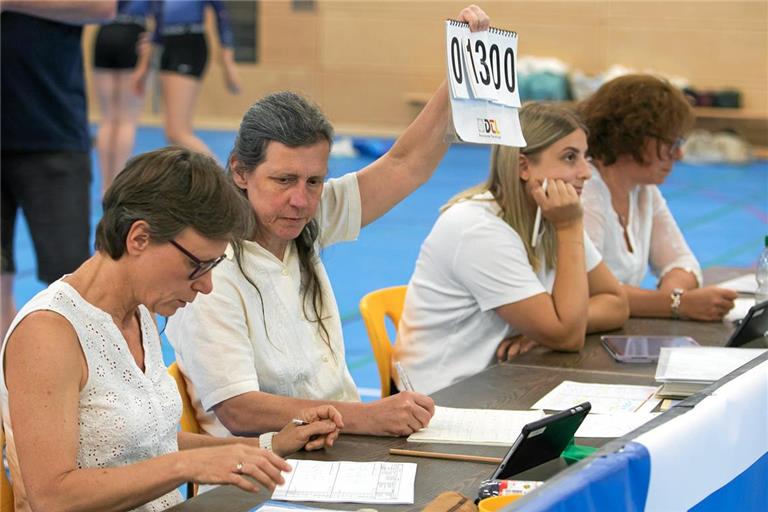 Sabine Ruopp (Zweite von links) bewertet für Backnang unter anderem die Übungen der Turnerinnen in der Regionalliga. Foto: Mechthild Spreter