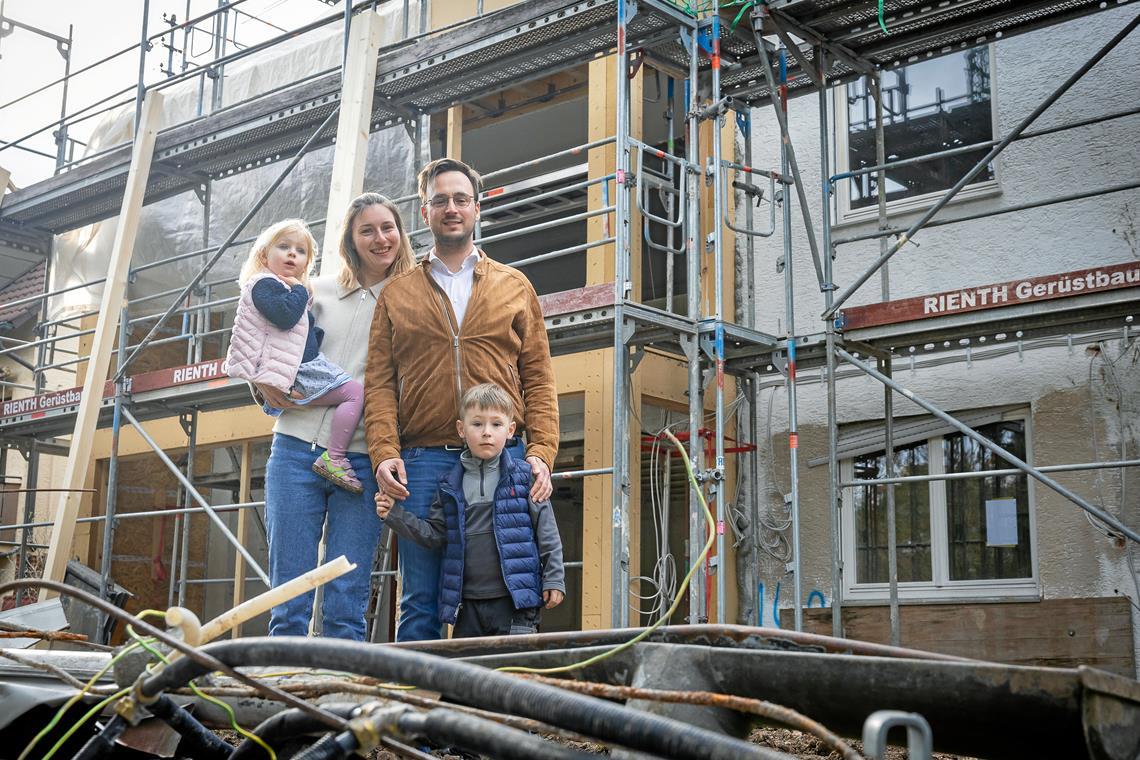 Sabine und Alexander Eißler mit Anni und Hans freuen sich auf die Fertigstellung ihres neuen Zuhauses. Fotos: Alexander Becher
