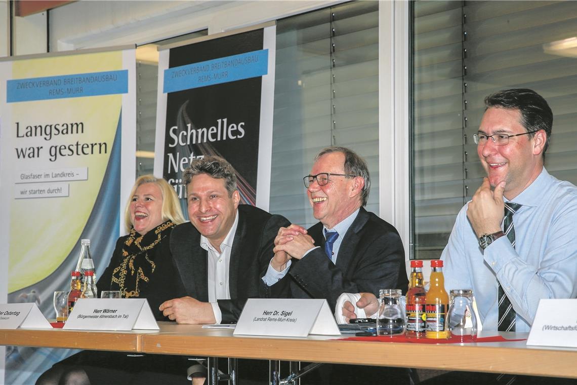 Highspeed-Internet: Volle Fahrt voraus Sabine Wittlinger, Alexander Ostertag, Ralf Wörner und Richard Sigel (von links) strahlen bei der Unterzeichnung der Absichtserklärung mit dem Wetter um die Wette. Foto: A. Becher