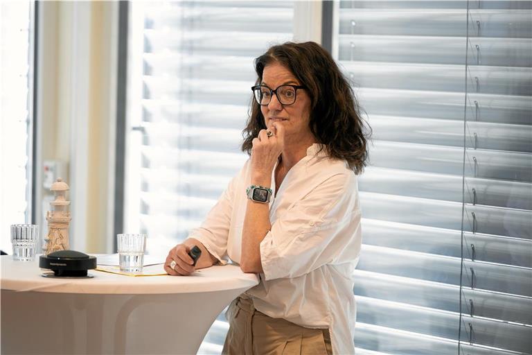 Sabine Wöhrstein hat ihre Stimme verloren. Trotzdem gibt sie eine Lesung.Foto: Alex Becher