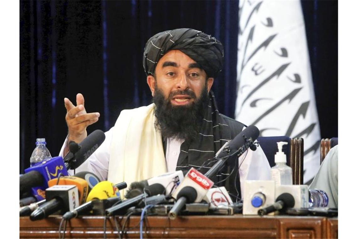 Sabiullah Mudschahid, Sprecher der Taliban, auf seiner ersten Pressekonferenz in Kabul. Foto: -/Kyodo/dpa