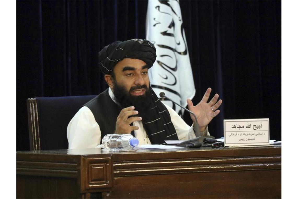 Sabiullah Mudschahid, Sprecher der Taliban, spricht während einer Pressekonferenz. Foto: Muhammad Farooq/AP/dpa