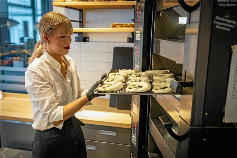 Sabrina Menzel und ihre Kolleginnen und Kollegen backen die Brezeln in den Mildenberger-Filialen immer frisch auf. Foto: Alexander Becher