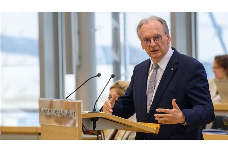 Sachsen-Anhalts Ministerpräsident Reiner Haseloff (CDU) würde nach eigenen Worten im Falle einer AfD-Regierung über einen Wegzug nachdenken